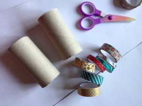 
		Papprollen, die zu einem Baumschmuck gestaltet wurden
	